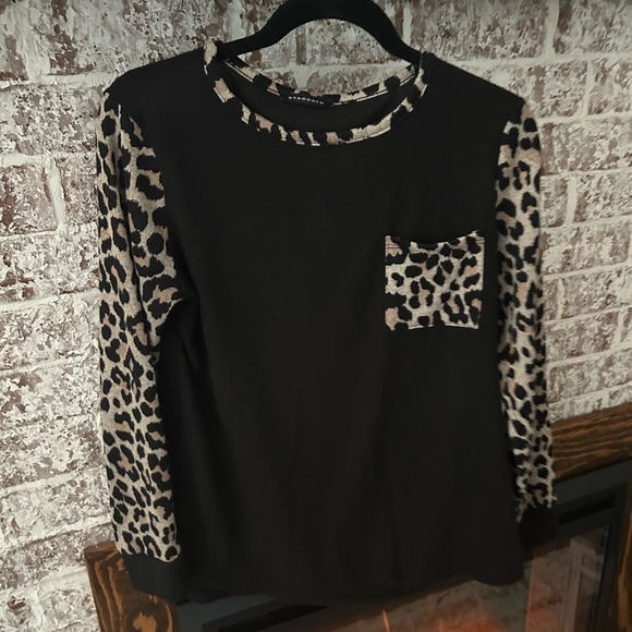 Black sweater with leopard sleeves - Picture 1 of 2
